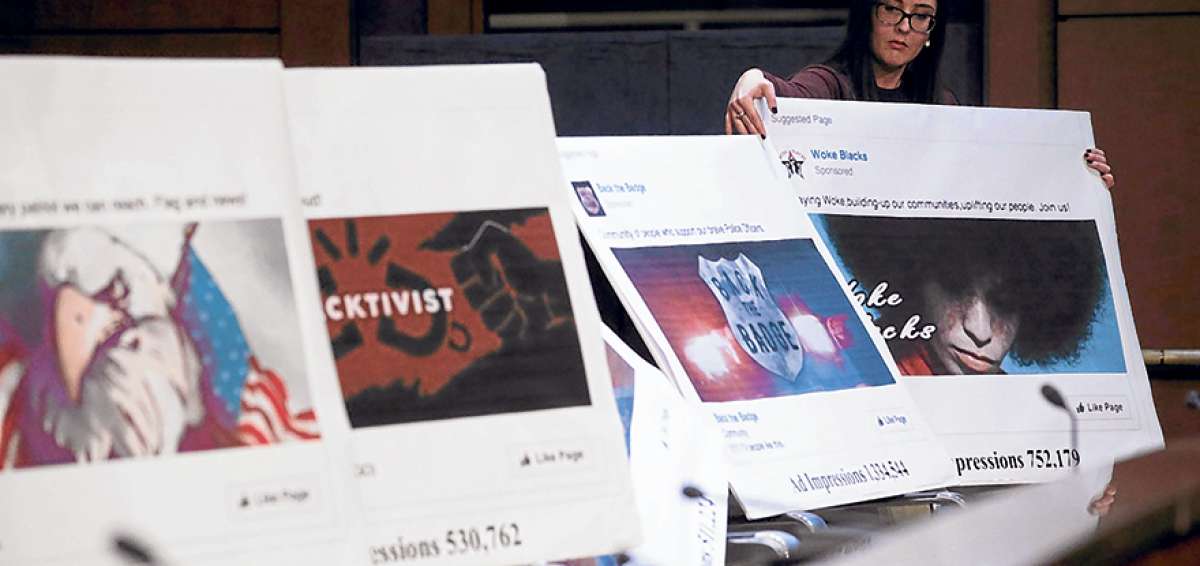 Una funcionaria muestra las im&aacute;genes y noticias que se difundieron en las plataformas y que afectaron la imagen de Hillary Clinton, el a&ntilde;o pasado.