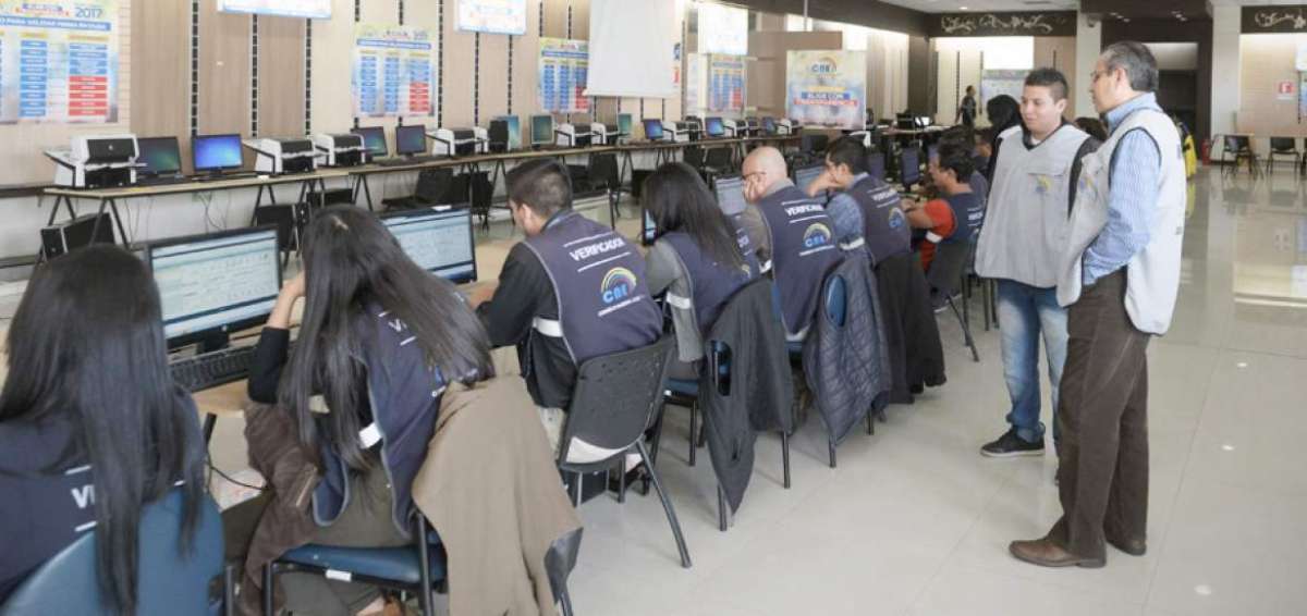 En el denominado centro de mando, 100 verificadores concluir&aacute;n este d&iacute;a la revisi&oacute;n de las firmas presentadas.  