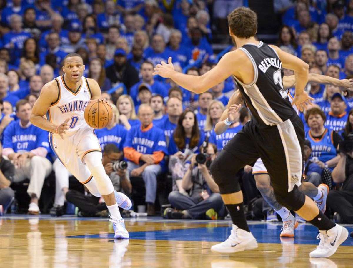Russell Westbrook (i.) fue la figura del partido que se disput&oacute; anoche en Oklahoma. Foto: EFE