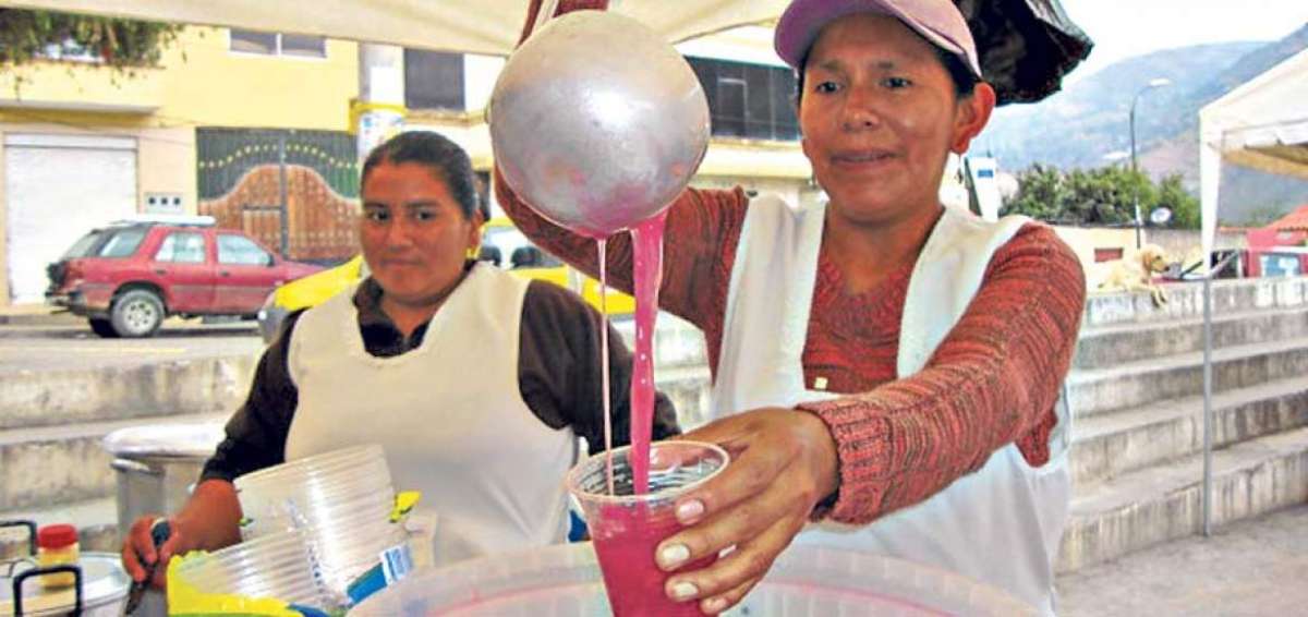 El brebaje se prepara utilizando varios ingredientes como frutas y especias propias de la provincia del Azuay.