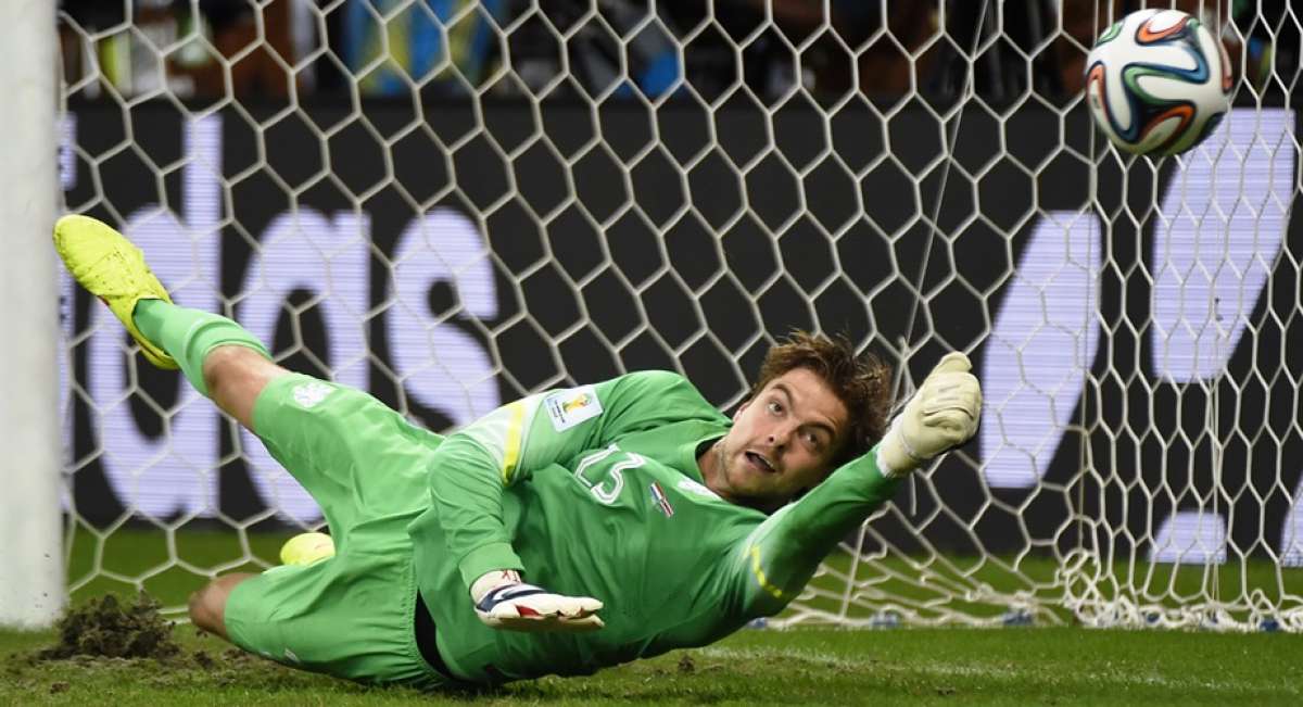 Tim Krul tap&oacute; dos penales a Costa Rica y se convirti&oacute; en al figura al final. Foto: AFP