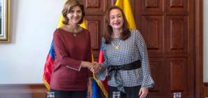 Las cancilleres de Colombia y Ecuador, Mar&iacute;a &Aacute;ngela Holgu&iacute;n (izq.) y Mar&iacute;a Fernanda Espinosa, respectivamente, se reunieron ayer en Quito.