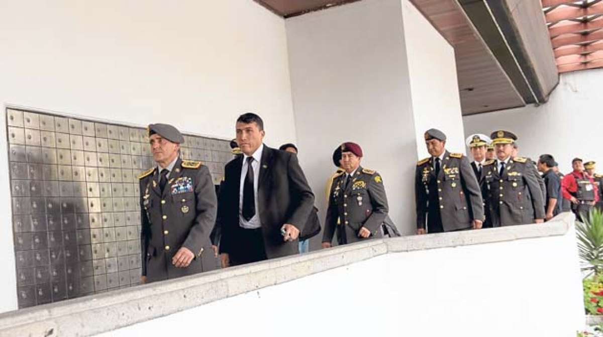 Miembros del mando militar, liderados por el comandante Garz&oacute;n, ingresan a la Corte Nacional de Justicia. Miguel Jim&eacute;nez / El Tel&eacute;grafo