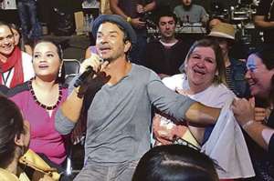 En la foto se capt&oacute; al guatemalteco cantando entre las ganadoras latinoamericanas. Foto: Cortes&iacute;a.