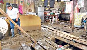En Zamora hay comuneros cuyas casas fueron inundadas por lodo y piedras debido al mal tiempo. Foto: Fernando Machado/El Tel&eacute;grafo