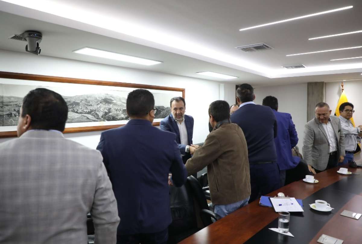Municipio de Quito y transportistas se reunieron este mi&eacute;rcoles en el edificio de la Municipalidad. 