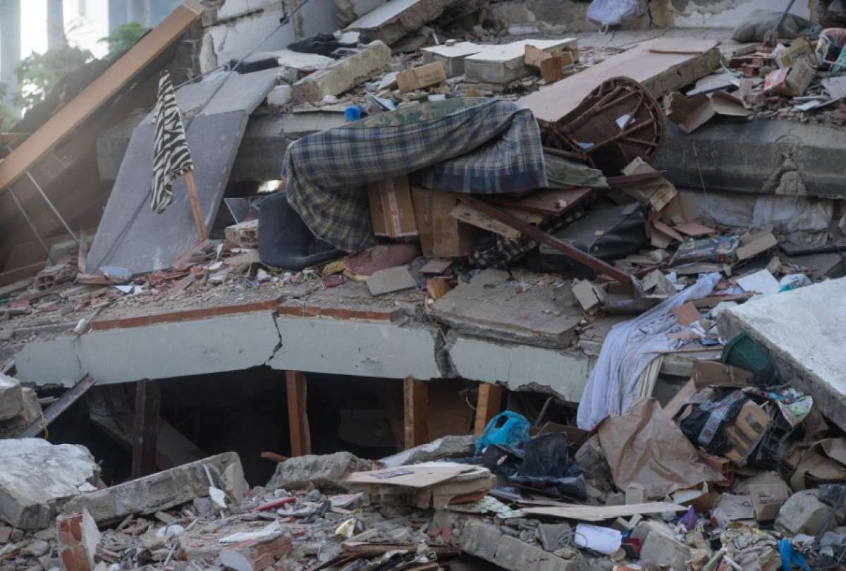 Fotograf&iacute;a que muestra edificios colapsados por los terremotos, este jueves durante las labores de remoci&oacute;n de escombros y b&uacute;squeda de sobrevivientes en el municipio de Chacao, en el este de Caracas (Venezuela). 