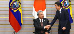 El primer ministro japon&eacute;s, Shinzo Abe (d), estrecha la mano del presidente ecuatoriano, Len&iacute;n Moreno, durante la rueda de prensa posterior a su reuni&oacute;n en Tokio, Jap&oacute;n.