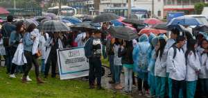 Docenas de integrantes del internado rotativo en Quito llevaron a cabo una protesta en las calles capitalinas.