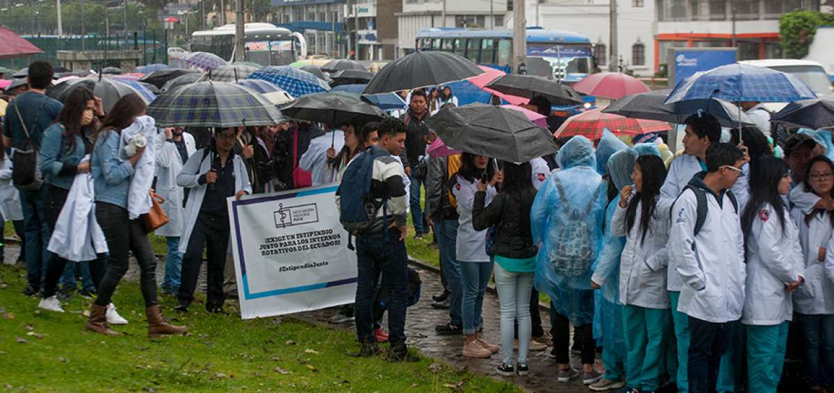  Docenas de integrantes del internado rotativo en Quito llevaron a cabo una protesta en las calles capitalinas.