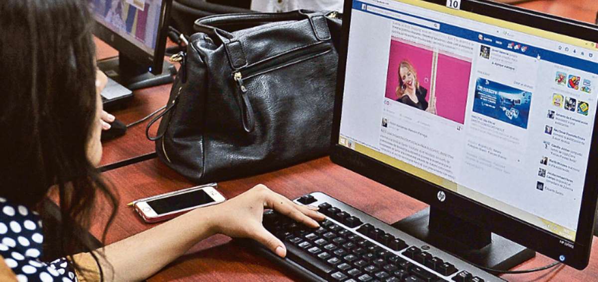 En la materia de Nuevas Tecnolog&iacute;as de la Informaci&oacute;n, los estudiantes de la U. Cat&oacute;lica crean grupos de trabajo en Facebook. 