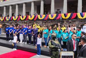 Presidente Noboa compartió con la ciudadanía en la Plaza Grande. 