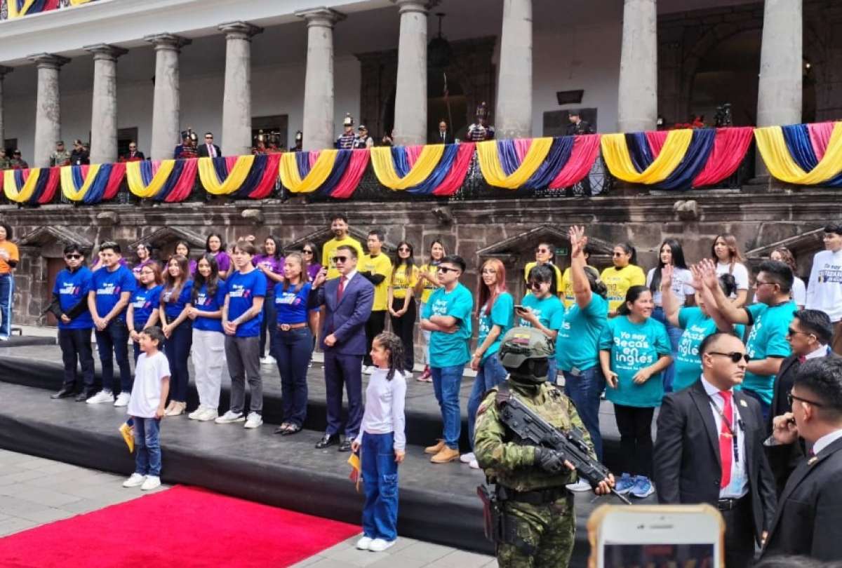 Presidente Noboa compartió con la ciudadanía en la Plaza Grande. 