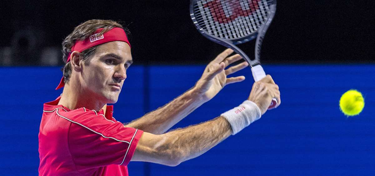 El tenista suizo, Roger Federer, realiza un golpe durante el partido de debut en el torneo de Basilea, ante el alem&aacute;n, Peter Gojowczyk.