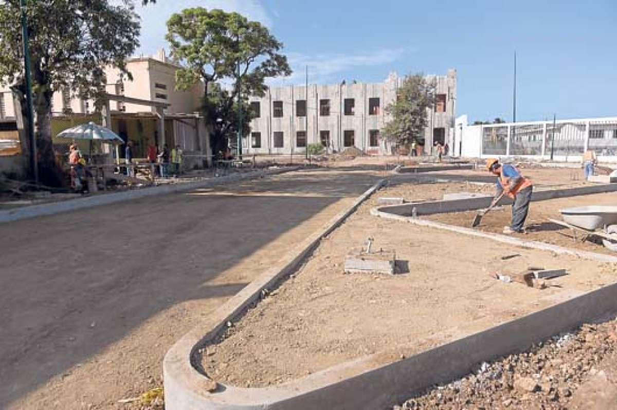 Un grupo de obreros trabaja en la zona de parqueos del colegio, que est&aacute; ubicada junto al &aacute;rea deportiva. El espacio de canchas ahora tiene aulas m&oacute;viles. Foto: Karly Torres / El Tel&eacute;grafo
