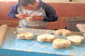 Los privados de libertad aprenden a elaborar artesan&iacute;as en madera.