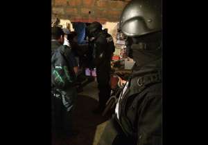 Agentes de grupos especiales de la Polic&iacute;a realizaron los allanamientos. Foto: Ministerio del Interior 
