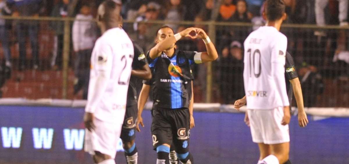 Carlos Feraud, autos de dos tantos, celebra ante la impotencia de los 'albos'.