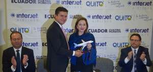 Julio Gamero, director ejecutivo comercial de Interjet, entreg&oacute; a la Ministra de Turismo un avi&oacute;n como s&iacute;mbolo de conectividad entre M&eacute;xico y Ecuador