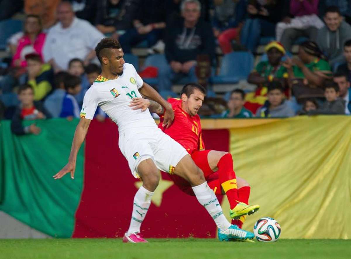 Choupo Mouting (i) fue el autor del segundo tanto de Camer&uacute;n frente a Macedonia. Foto:EFE
