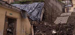 Una vivienda de San Roque colaps&oacute; el pasado viernes. En el lugar se colocaron pl&aacute;sticos para evitar deslizamientos de tierra.