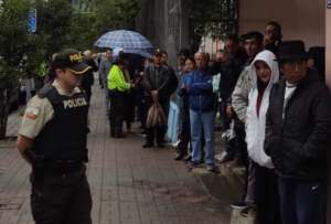 La gente esperó a que abrieran las puertas. 