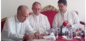 Curia Arzobispal de Guayaquil don&oacute; colecta parroquial a afectados del terremoto