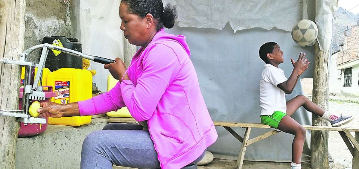 Mientras do&ntilde;a Rosa trabaja en su domicilio, su hijo Jonkene sue&ntilde;a con ser futbolista.  