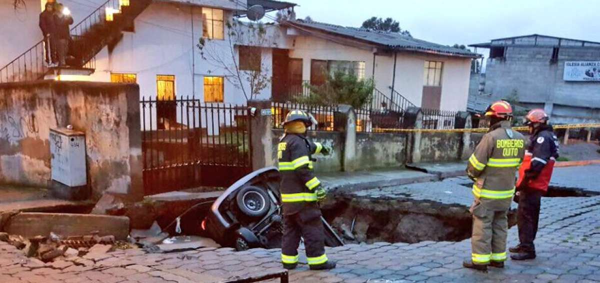 Un veh&iacute;culo cay&oacute; dentro de un agujero en el norte de Quito