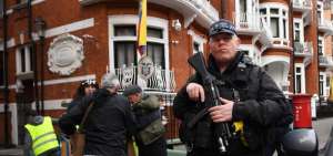 Un polic&iacute;a vigila a las puertas de la Embajada de Ecuador este viernes en Londres (Reino Unido). 