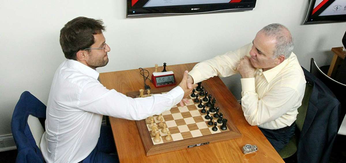 Aronian antes de empezar su enfrentamiento contra Kasparov, en la cuarta ronda del St. Louis Rapid & Blitz. La partida termin&oacute; en tablas.     
