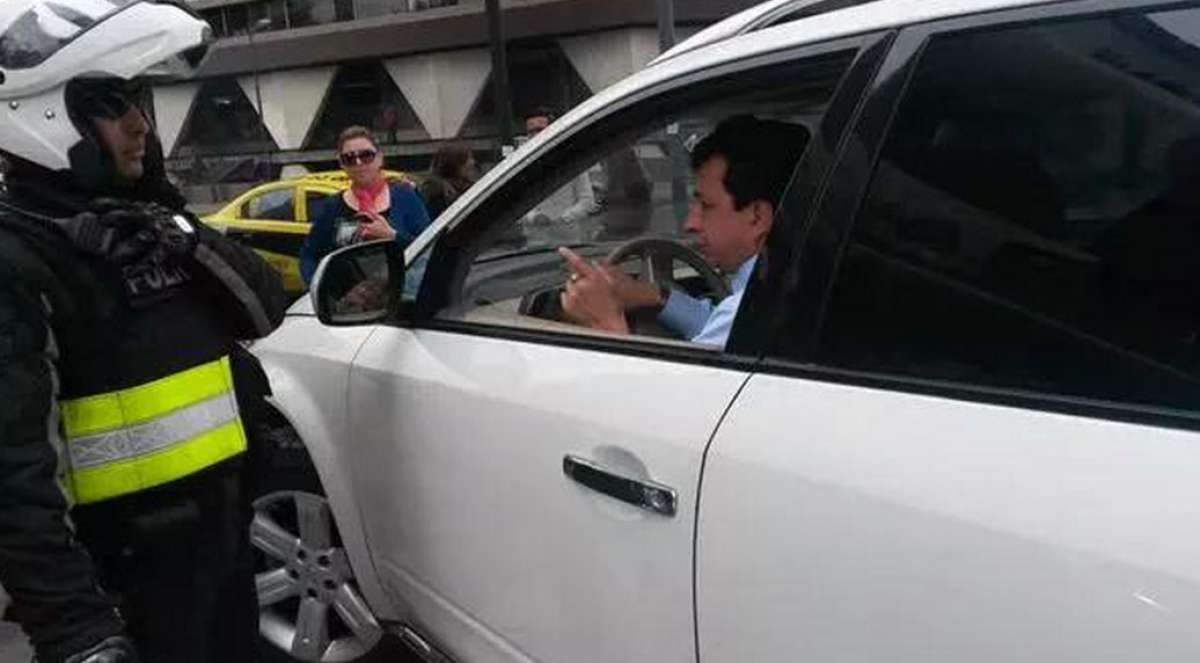 Momento en el que embargan veh&iacute;culo de Joselito Cobo. Foto tomada de @TyGambeta