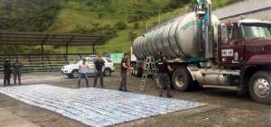 Los agentes hallaron 1.060 paquetes con droga en uno de los tanqueros. En el otro hab&iacute;a 770 bultos similares.