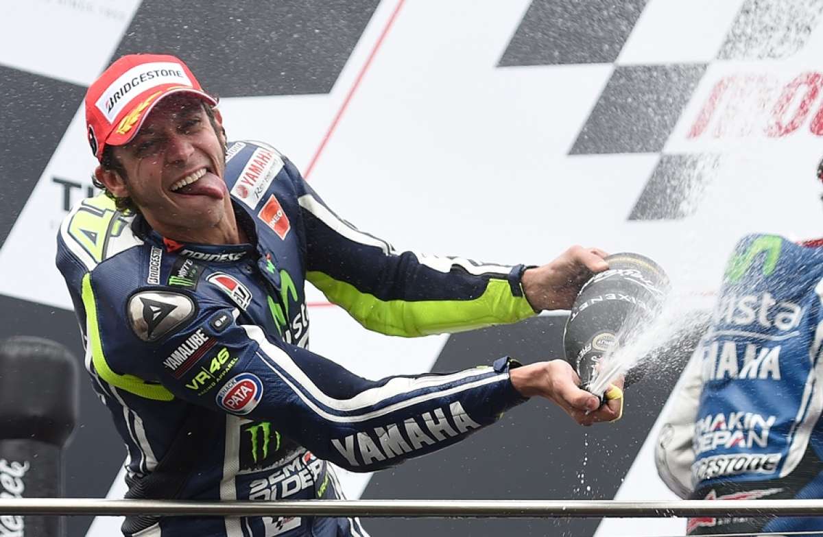 Rossi se impuso en la l&iacute;nea de meta al espa&ntilde;ol Jorge Lorenzo y al brit&aacute;nico Bradley Smith. Foto: AFP