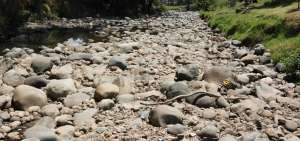El r&iacute;o Tomebamba es uno de los m&aacute;s afectados por el estiaje, por su lecho circula escasa cantidad de agua.