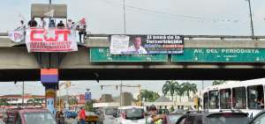 Miembros de la CUT colgaron en puentes de Guayaquil pancartas en la que vinculaban a Andr&eacute;s P&aacute;ez con el proceso de tercerizaci&oacute;n en 2004.