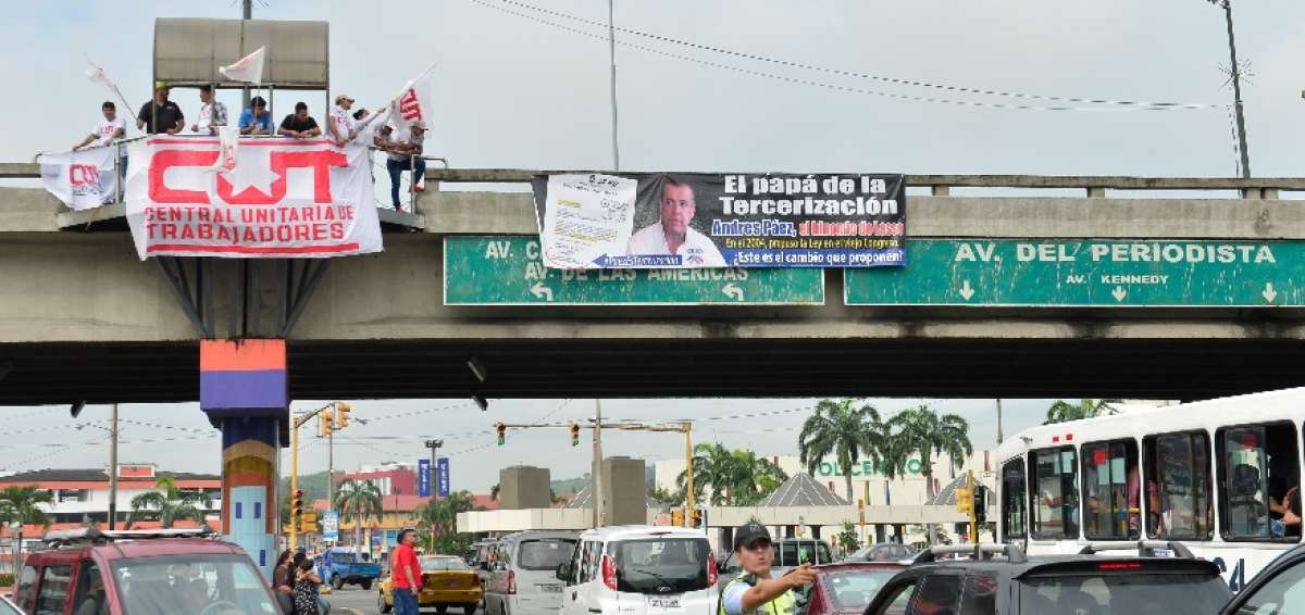 Miembros de la CUT colgaron en puentes de Guayaquil pancartas en la que vinculaban a Andr&eacute;s P&aacute;ez con el proceso de tercerizaci&oacute;n en 2004.