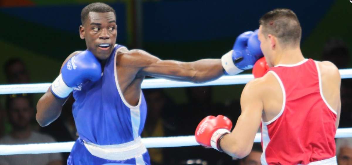 El boxeador ecuatoriano Marlo Delgado (izq.) derrot&oacute; en primera ronda a Endry Saavedra, de Venezuela, por tercera ocasi&oacute;n en su carrera.