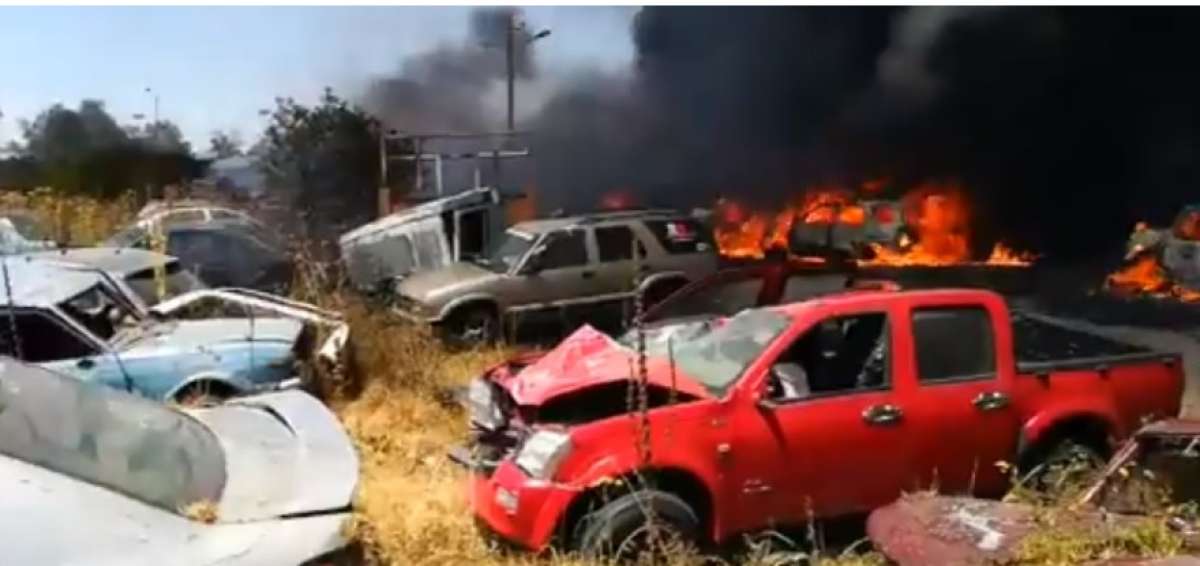 Incendio en el patio de retenci&oacute;n vehicular en el sector de Calder&oacute;n, en Quito.