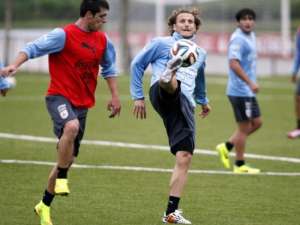 Diego Forl&aacute;n (d.) ser&aacute; titular en la delantera uruguaya junto a Edinson Cavani. 
