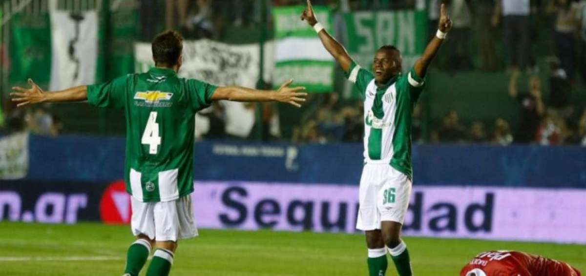 Juan Cazares (d) tuvo una temporada bastante regular. En Banfield cont&oacute; con muchos minutos de juego.