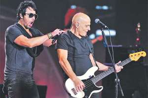 Beto Cuevas, vocalista y l&iacute;der de La Ley, bromea con &lsquo;Zeta&rsquo; Bossio, el ex bajista de Soda Stereo. Foto: AFP