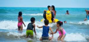 Los ni&ntilde;os son quienes m&aacute;s disfrutan de estos d&iacute;as de descanso en la playa. Estos peque&ntilde;os manabitas juegan con las olas en la orilla.