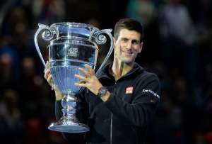 Novak Djokovic recibi&oacute; un trofeo por asegurarse terminar el a&ntilde;o como n&uacute;mero 1 del mundo. Foto: AFP