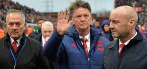 Al t&eacute;cnico holand&eacute;s Louis Van Gaal (centro) solo le sirve una victoria ante los &lsquo;Bleus&rsquo; si quiere conservar el puesto de entrenador del Manchester United.