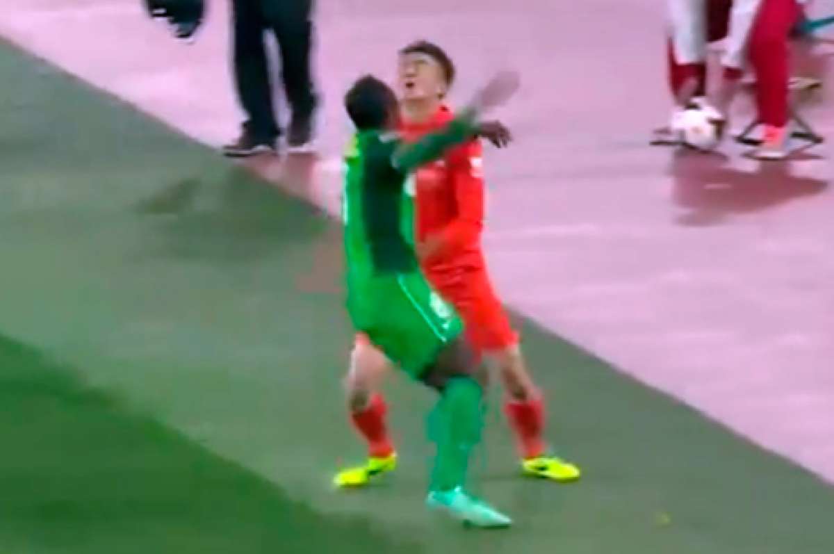 Instante en el que Joffre Guerr&oacute;n golpea a un rival en el rostro.