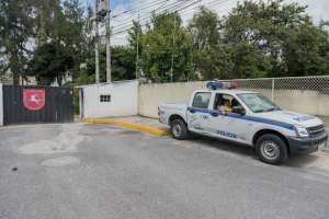 Una patrulla policial custodia el Consulado de Lituania, en Quito. Foto: Fernando Sandoval/EL TEL&Eacute;GRAFO.