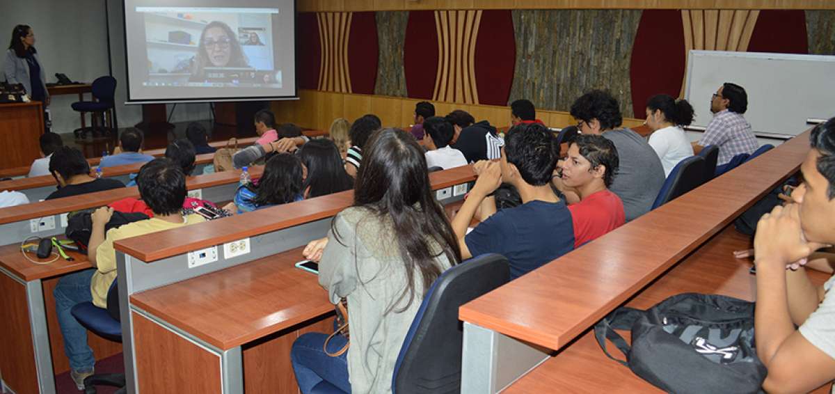 Los asistentes estuvieron atentos a la videoconferencia con Roxana Castellano, presidenta de la Fundaci&oacute;n Cre&aacute;tica de Montevideo (Uruguay). 