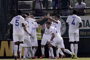 Cristhian Noboa (d.) celebra una de las anotaciones de su equipo ante el Panathinaikos. Foto: AFP