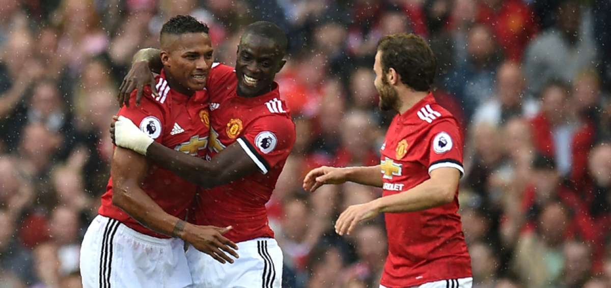 Antonio Valencia (izq.) es felicitado por el defensa marfile&ntilde;o Eric Bailly y el volante espa&ntilde;ol Juan Mata.